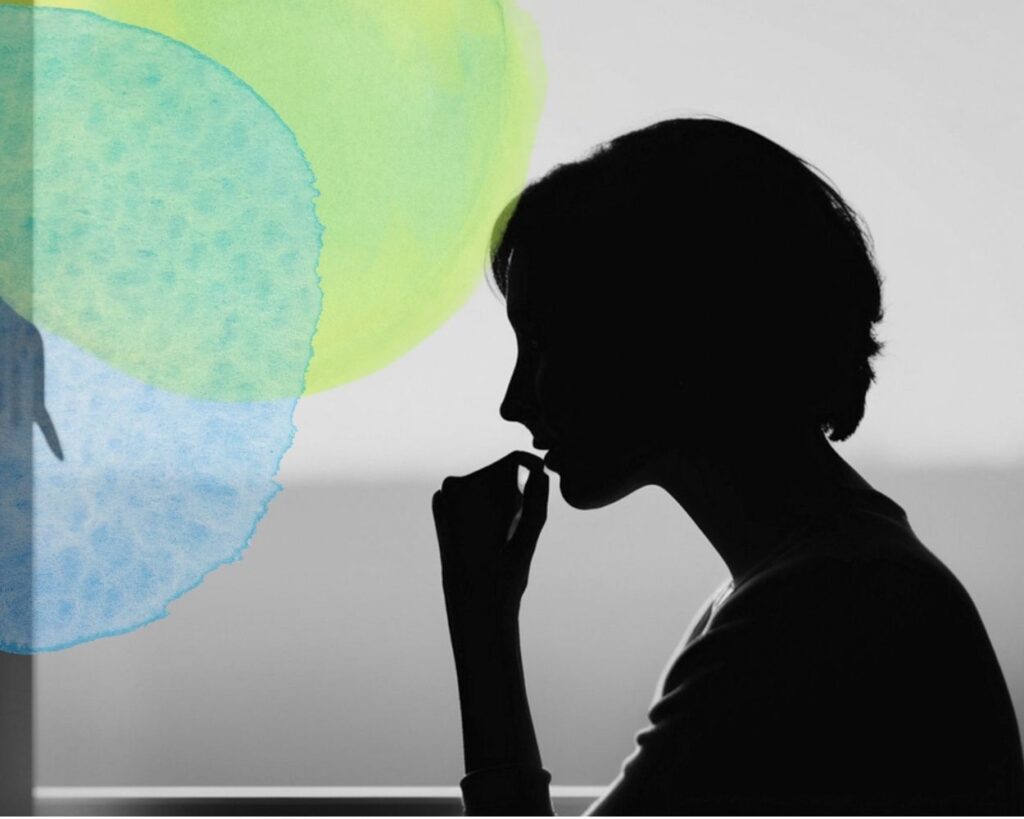 sillhouette d'une femme qui traverse une période de stress, un burn out, qui ressent de l'anxiété et qui se demande quel accompagnement en développement personnel pourrait l'aider à Montbonnot St Martin