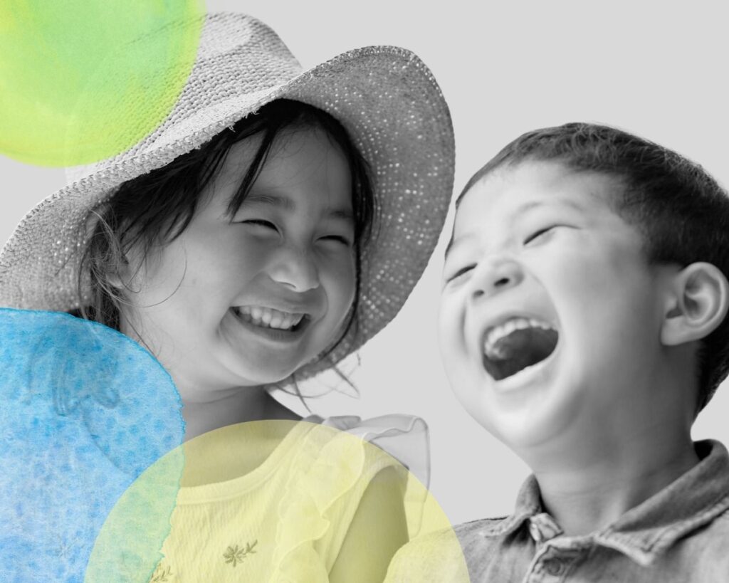 Deux enfants rient après une consultation de sophrologie avec Malou Tripier à Montbonnot Saint Martin