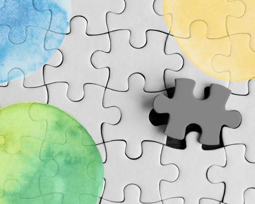 photo d'un puzzle dont un pièce majeure arrive pour le finaliser symbolisant la bonne méthode pour un accompagnement est la méthode individualisée